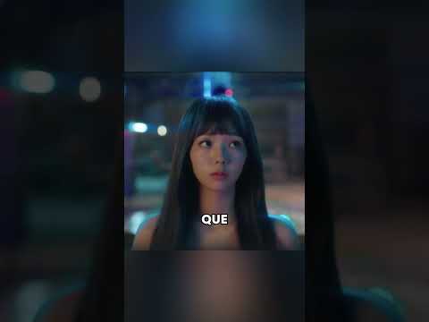 Es alérgico a los humanos y se enamora de un robot...