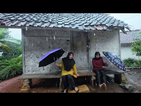 BETAH BANGET, SUASANA HUJAN DERAS GEMURUH GUNTUR DI PEDESAAN DEKAT PESAWAHAN, KAMPUNG PALING INDAH