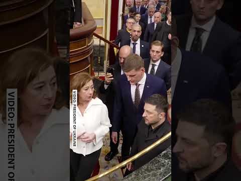 😍Look at how Zelensky is being received in the Spanish Parliament
