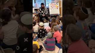 Zusha’s Shlomo Gaisin Singing to Kindergarten Kids 🥹 Vid: Ashar School
