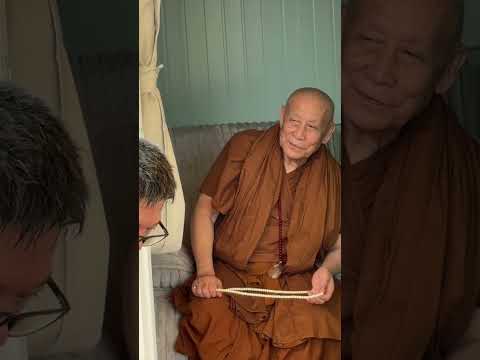 หลวงตาม้า วิริยธโร แจกสร้อยประคำ พระผงหลวงปู่ดู่ วันที่ 4 กรกฎาคม 2568
