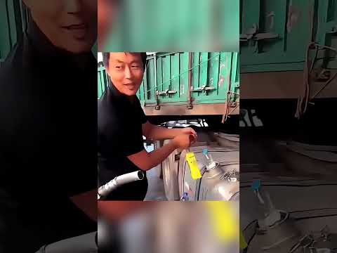Кто мне объяснит почему они достают бутылки из бака?