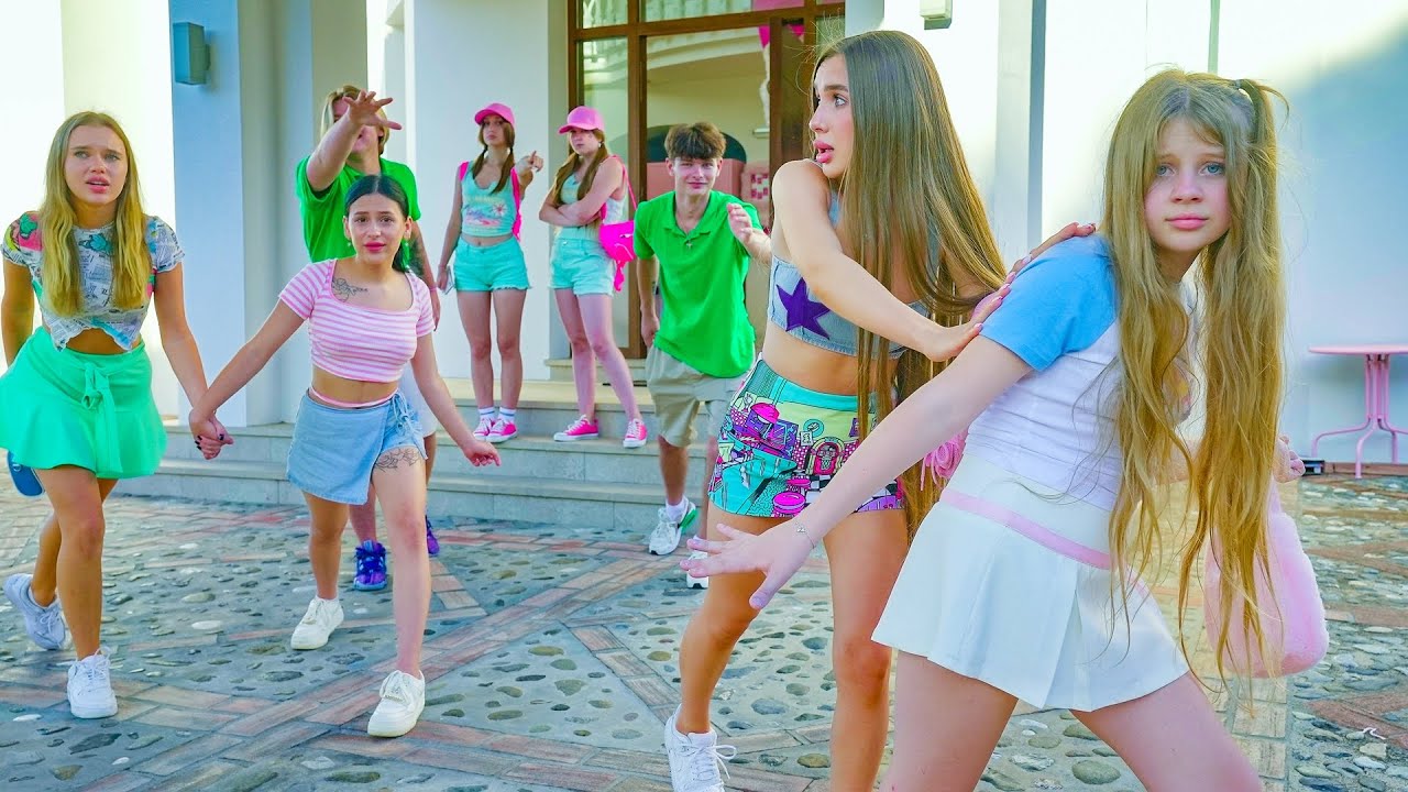 Девочки ушли с лагеря без разрешения! Кто вернёт bunny обратно?