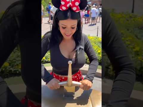 ความลับดาบดิสนีย์แลนด์ ทำไมบางคนดึงออกได้ แต่คนแข็งแรงที่สุดยังแพ้ #shorts