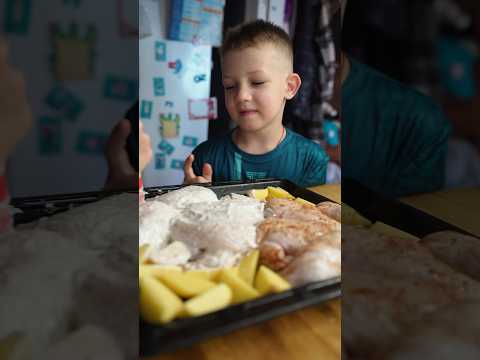 Самый строгий ресторанный критик,гроза всех мам и поваров😂. Курочка