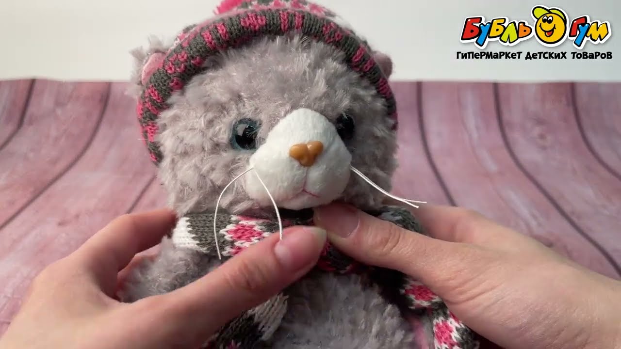 Кошка в вязаной шапке и шарфе - видео Кошка в вязаной шапке и шарфе - видео