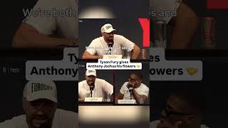 Tyson Fury gives Anthony Joshua his flowers 💐🤝