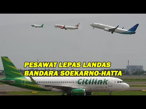 KESIBUKAN PESAWAT LEPAS LANDAS (TAKE OFF) DI BANDARA SOEKARNO-HATTA JAKARTA