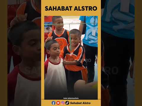 SAAT SAHABATNYA IKUT LOMBA MAKAN KERUPUK, Bocah ini Terus Beri Semangat Untuk Sahabatnya Itu