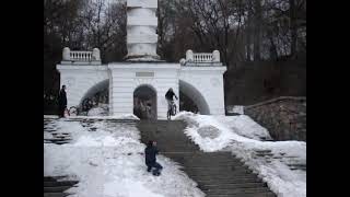 Чудовище набережная арка пролетка