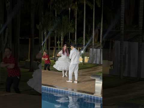 Noivos na piscina