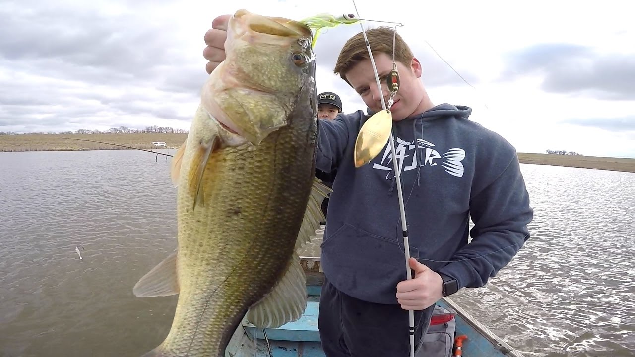 3 Anglers in 1 Tiny Boat - Early Spring Bass Fishing