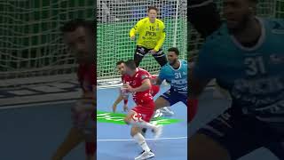 brilliant feint & unbelievable hang-time from Elderaa It but the referee made a different decision