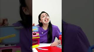 Talia recuerda a los niños que se laven las manos antes de comer