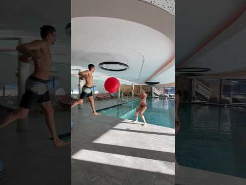 Wenn wir eigentlich entspannt Wellness machen wollten??‍♂️ #ninjacouple #pool #wellness