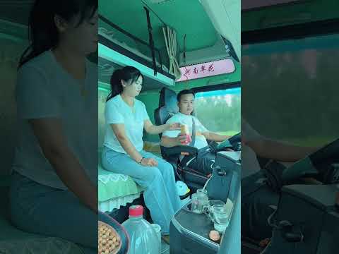 01嫁个开货车的老公，每天跟着他东奔西跑，路上累了我俩就这样换班，一个开车一个休息，只要你不说苦，我也不  #automobile #敏敏三轮自驾游 #travel #新手司機