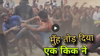 गुस्से में हुआ बेकाबू मुंह पर मारी लात