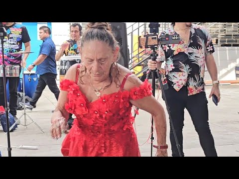 Yajaira la bailarina salvadoreña llegó sacando sus pasos prohibidos  robandose la mirada de todos