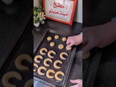 غير بحبة بيض ونصف كاس زيت 👍حضري حلوة  بزوج اشكال مختلفة بنتها ولا أروع😋