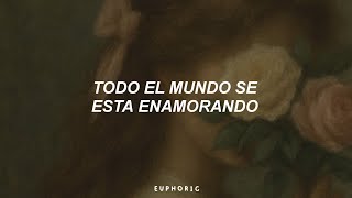 Laufey - Falling Behind (Sub. Español) | "everybody's falling in love and I'm falling behind"