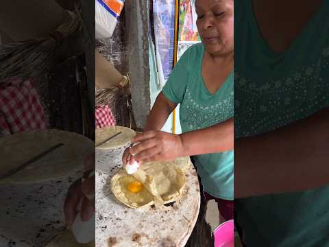 Mi visita a Oaxaca. Aprendiendo como le ponen un huevo 🥚 adentro de una tortilla. Oaxaca 🇲🇽