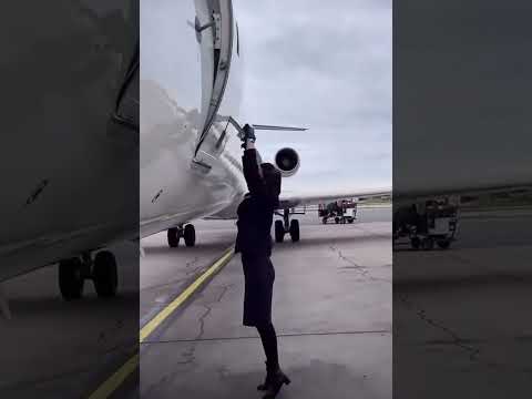 "شوفوا معاناة المضيفات مع باب الطائرة الثقيل 😱✈️"#طائرة #مضيفات #رحلات #معلومات_سفر #مطار