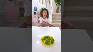 Rhia learn about broccoli