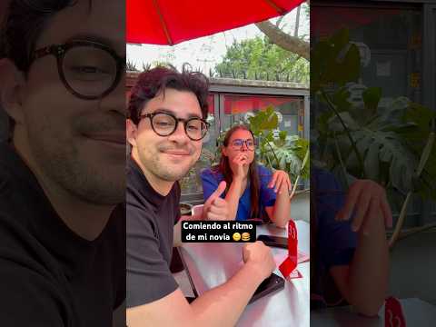 Comiendo al ritmo de mi novia 🙃🍔 #emiliopego #mexico #boda #novios #pareja #comida