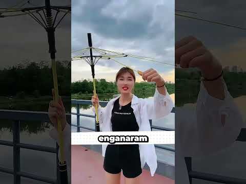 Irmã, o guarda-chuva que você está segurando é muito estranho! 🌂😲