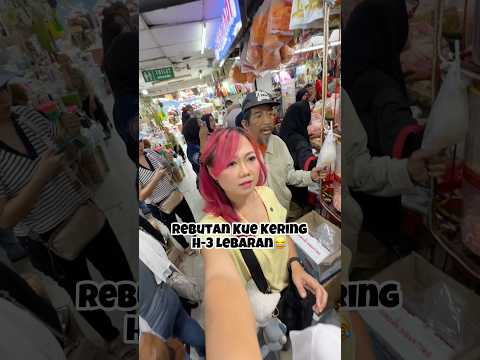 REBUTAN KUE LEBARAN DI PASAR JATINEGARA #ngeshortsbareng #holidaywithshorts