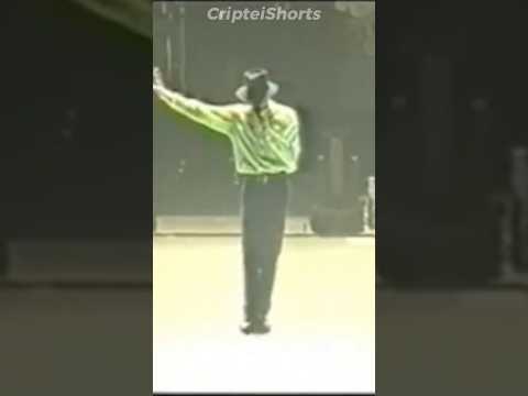 O dia que MICHAEL JACKSON CAIU do PALCO enquanto cantava. #shorts #michaeljackson