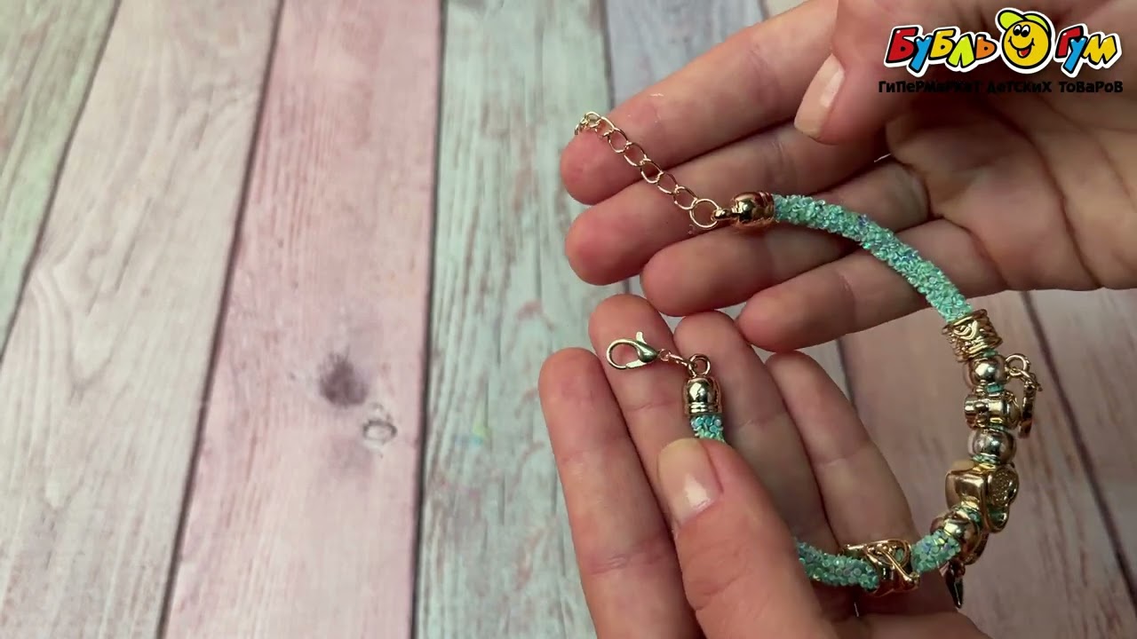 Браслет блестящий с подвесками нежно-голубой - видео