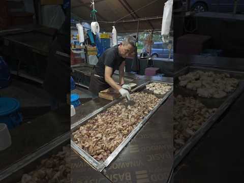 수십 번의 손길로 타지 않게 구워주는, 모란5일장 무한리필 돼지부속