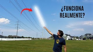 ¿Pueden las líneas eléctricas encender una bombilla de luz en tu mano?