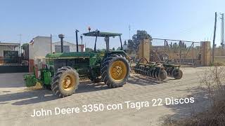 John Deere con Tagra dándole al pasto