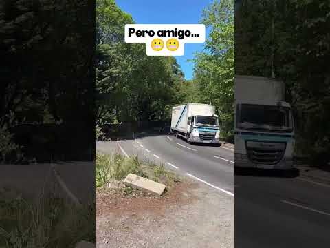 Precaución... ¿Cómo haces eso en una curva? 🤦🏻‍♂️🤦🏻‍♂️