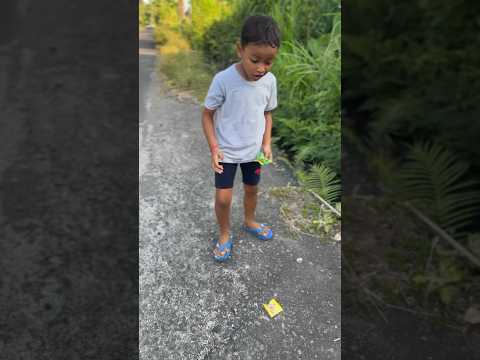 Ada permen di jalanan😱 #shorrts #permen #viralvideos #fyp
