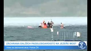 Záchrana dalších paddleboardistů na jezeře Most