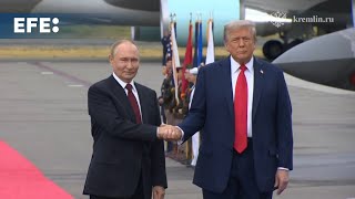 Trump e Putin se cumprimentam em base militar no Alasca antes de reunião histórica