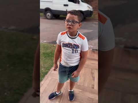 Eu ensino meu filho a não aceitar nada de estranhos na rua e minha sogra ensina tudo o contrario P1