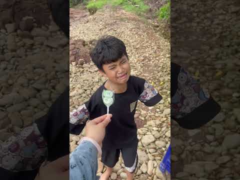 Cậu bé tội nghiệp không có tay - Poor boy without arms #shorts