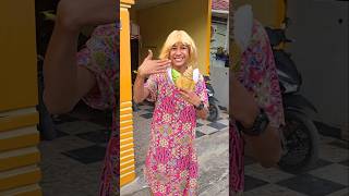 MAMA BERBAGI ES KRIM KE ANAK ANAK