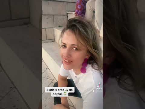 Slađa s brda ⛰️ na Korčuli 🌴 #sladjasbrda #ninacudic #komedija #zabava #smijeh #smeh
