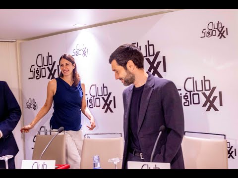 Desayuno informativo Club Siglo XXI con Rita Maestre, presentado por el ministro Bustinduy.