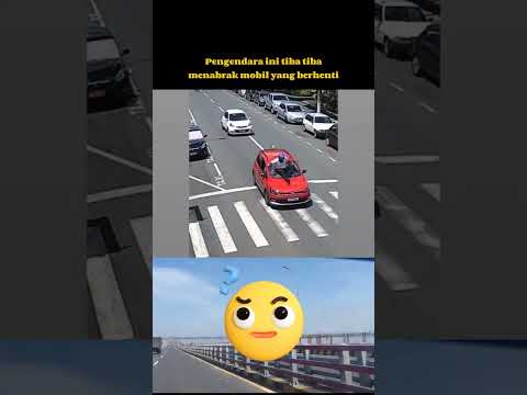 Pemotor ini tiba tiba nabrak mobil