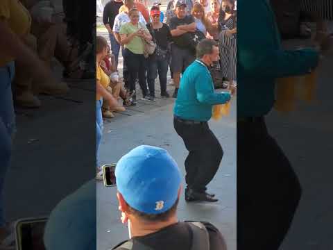 El padrecito con linda chica #plazalibertad