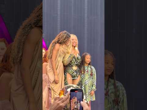 Rumi & Blue was super emotional during her performance of PROTECTOR in London (Night 3) #rumicarter