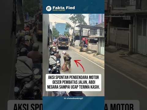 Aksi Spontan Pengendara Motor Geser Pembatas Jalan, Abdi Negara Sampai Ucap Terima Kasih #shortvideo