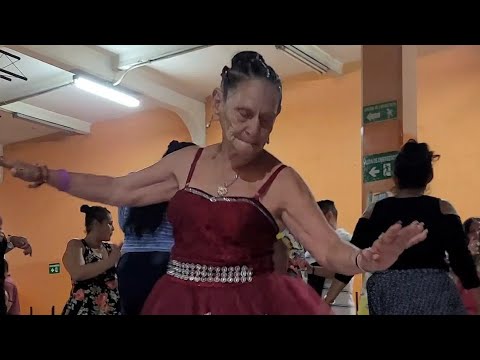 #La bailarina del pueblo se desató moviendo el cuchumbo dejando a todos boca abierta