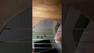 Coloquei o celular dentro do violão